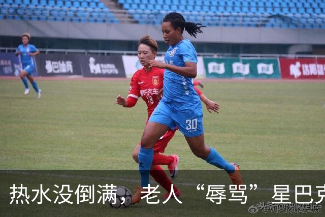 热水没倒满，老人“辱骂”星巴克店员？善意不该被挑剔，更不能被辜负